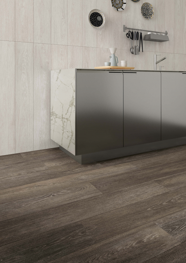 Weathered brown wood-effect porcelain tile 20x120 cm - CS25009