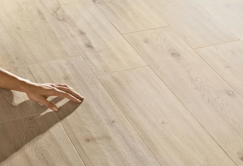 Light natural wood-effect porcelain floor tile 20x120 cm - CS25010